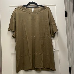 Woman’s Lululemon tee shirt